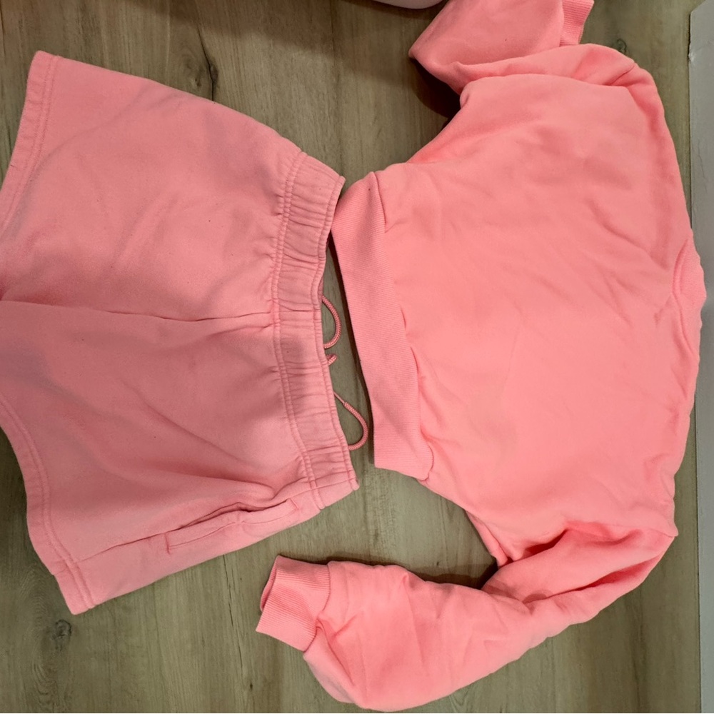 ALO Yoga Cropped Neon Bubblegum Sz M Crew & Accolade short Sz small